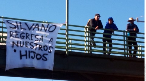 Padres de los normalistas en custodia reclaman la devolución de sus hijos.