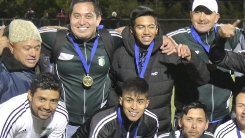 Alfredo Pacheco (cuarto de izquierda a derecha en la fila del centro) celebra con sus compañeros el título de AFI FC el pasado 11 de diciembre.