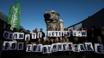 Miembros de Greenpeace en una demostración durante la conferencia climática en París, Francia.
