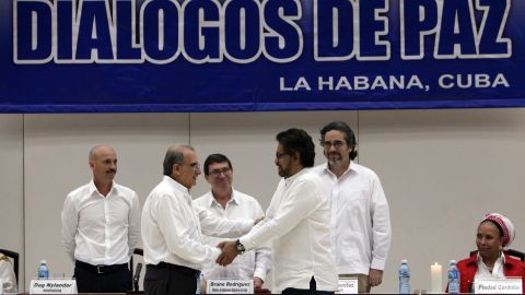 El jefe de la delegación de paz del Gobierno colombiano, Humberto de la Calle (c-i), y el segundo jefe de las FARC y líder de los delegados de esta guerrilla, Luciano Marín (c-d), alias "Iván Márquez, se saludan .