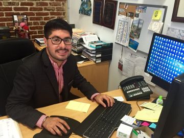 Pedro Ramírez quien fuera el primer presidente indocumentado de una sociedad de alumnos para una universidad pública de los Estados Unidos recibió el reconocimiento del Consulado de México en Los Ángeles que lo acredita como "Ángel de la Comunidad". (Araceli Martinez/La Opinión).