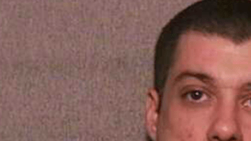 Edward Petress, de 44 años, fue arrestado por amenazar a sus vecinos con un machete.