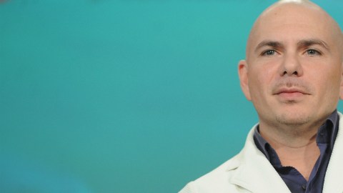 Varios medios aseguran que los candidatos republicano y demócrata "se pelean" por conseguir el apoyo de Pitbull para que apoye sus campañas, como hiciera con Obama en el 2012.