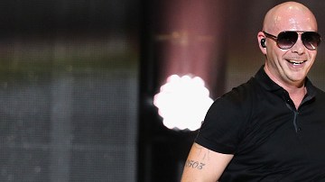 El cantante Pitbull fue el encargado de poner a bailar a los invitados de la boda de Sofía Vergara.