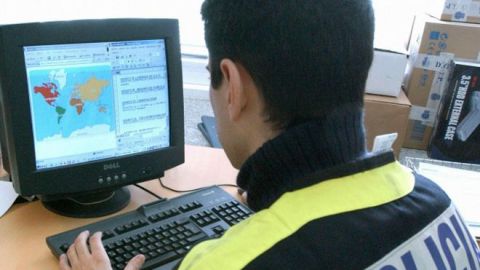 Las autoridades pusieron a salvo además a tres niñas de 9, 14 y 15 años en México que "eran presuntamente utilizadas por familiares cercanos o vecinos para obtener imágenes de pornografía".