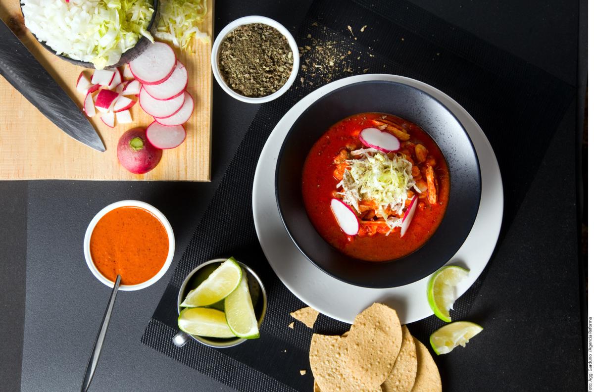 Exquisita receta de pozole rojo en seis sencillos pasos - La Opinión