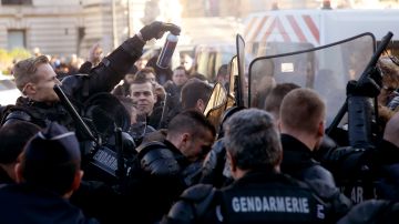 Miembros de la policía se enfrentan a activistas durante una manifestación  durante la reunión en París.