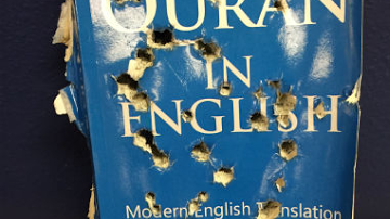 Libro de Quran con posibles agujeros hechos por balas.