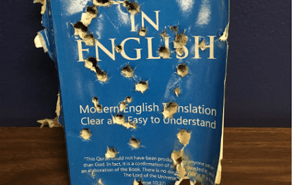 Libro de Quran con posibles agujeros hechos por balas.