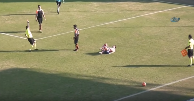 Futbolista turco patea de manera artera en la cara a un rival caído