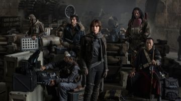 El reparto completo de 'Rogue One', con Diego Luna, detrás, a la derecha de la actriz Felicity Jones.