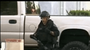 Agentes del SWAT en el lugar del atrincheramiento en Rosemead. /KTLA