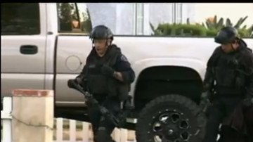 Agentes del SWAT en el lugar del atrincheramiento en Rosemead. /KTLA