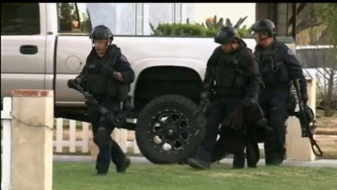 Agentes del SWAT en el lugar del atrincheramiento en Rosemead. /KTLA