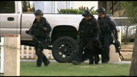 Agentes del SWAT en el lugar del atrincheramiento en Rosemead. /KTLA