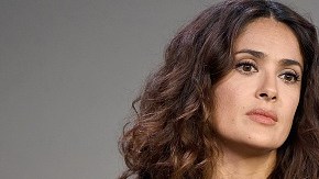 Con casi 50 años, la belleza de Salma sigue sorprendiendo.