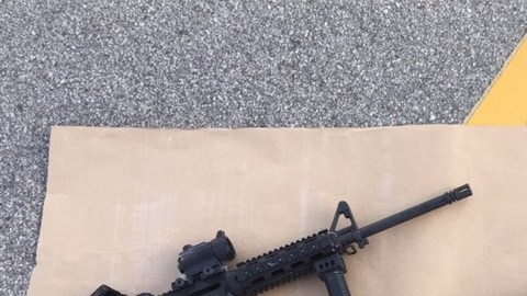 Armas que encontraron dentro del vehículo en que viajaban Farook y Malik el 2 de diciembre.