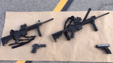 Armas que encontraron dentro del vehículo en que viajaban Farook y Malik el 2 de diciembre.