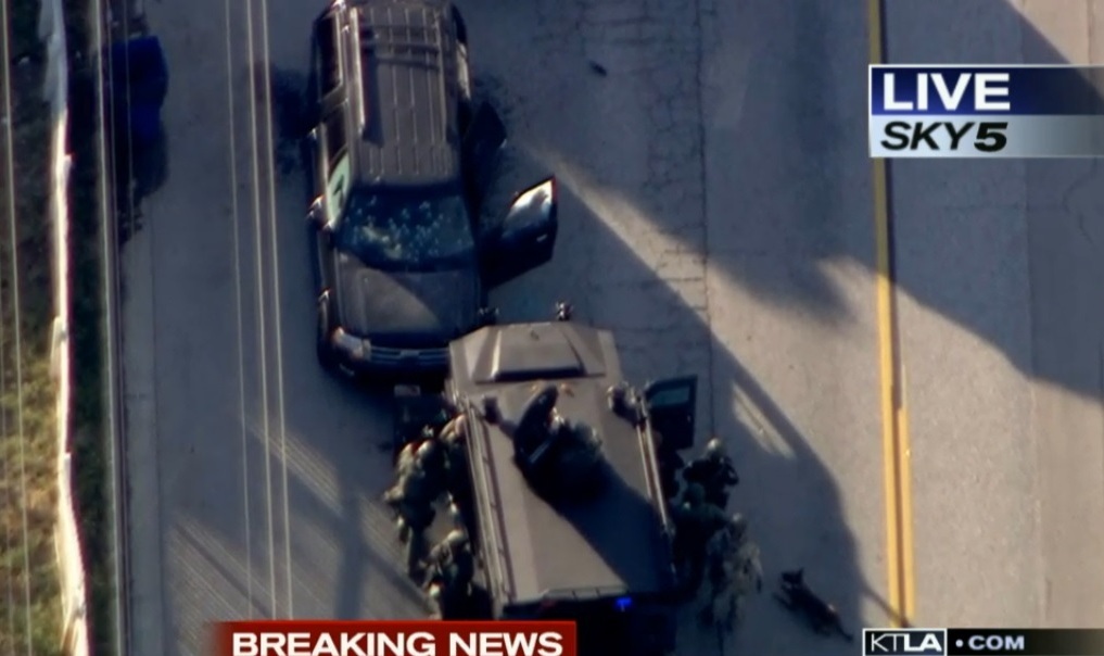 Policías rodean un SUV negro implicado en un tiroteo durante la búsqueda de tres hombres armados que realizaron una matanza en San Bernardino, California, el 2 de diciembre de 2015.