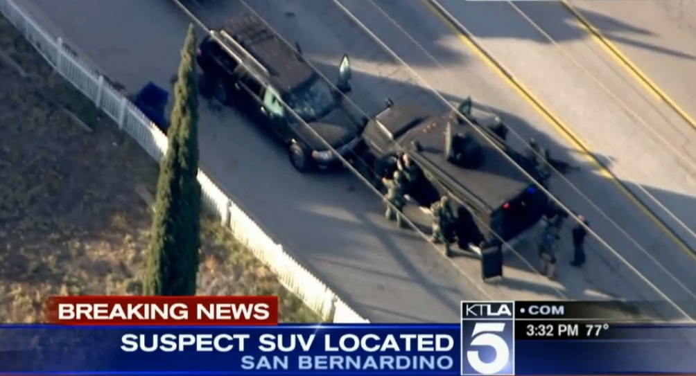 La policía rodea un vehículo durante la búsqueda de los sospechosos de una masacre ocurrida en San Bernardino, California.