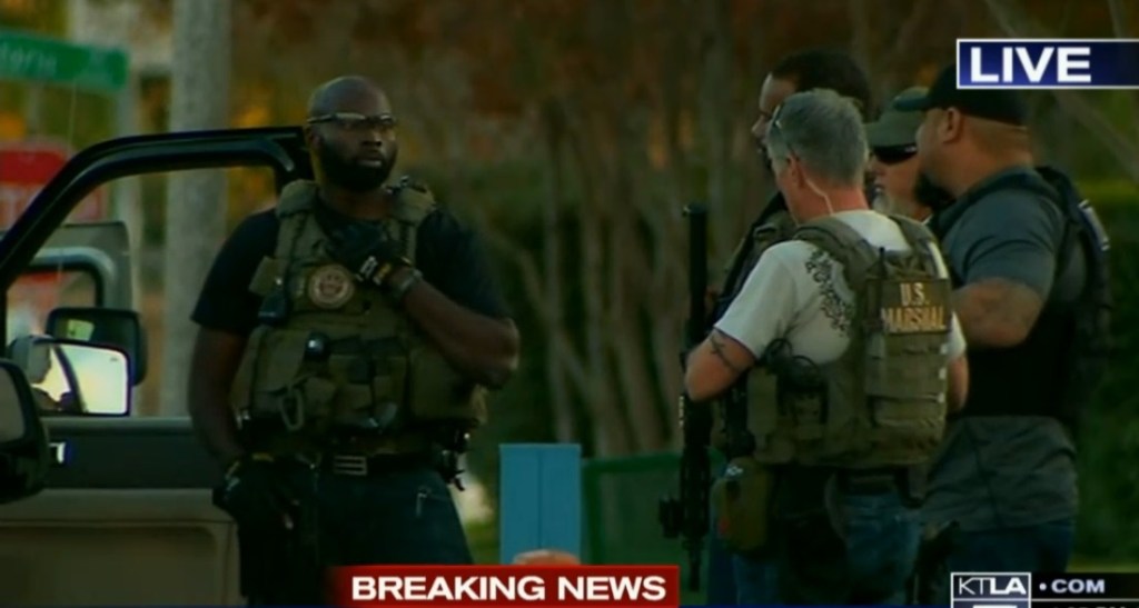 La persecución de os sospechosos de la masacre en San Bernardino continúa.