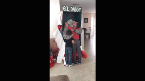 Este papá fue el mejor regalo que pudieron recibir un par de hermanos.