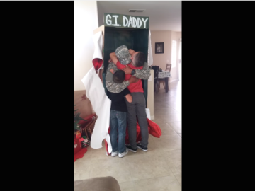 Este papá fue el mejor regalo que pudieron recibir un par de hermanos.