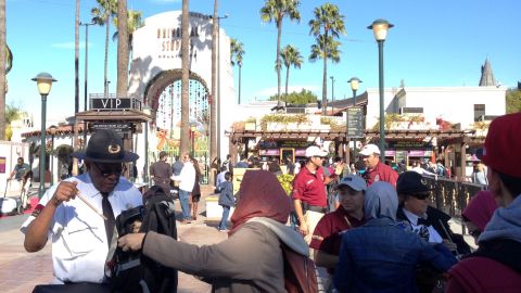 En Universal Studios Hollywood la mayoría de la gente cree que son necesarias las nuevas medidas de seguridad.