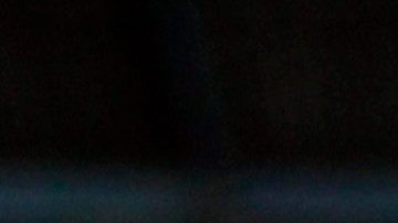 Una aficionada muestra un cartel de los beisbolistas Manuel Pui y Miguel Cabrera durante una clase práctica de beisbolistas de Grandes Ligas a niños cubanos en La Habana.