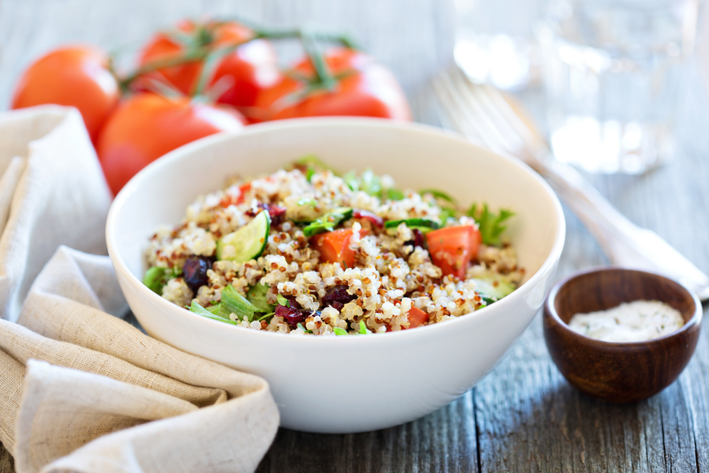 Aprende a preparar una ensalada de quinoa baja en calorías - La Opinión