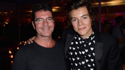 En la izq., Simon Cowell, el creador de One Direction con Harry Styles, uno de los integrantes de la famosa banda.