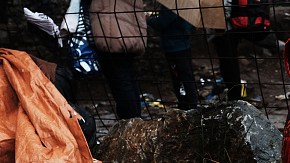 Un hombre y su niña, refugiados de Siria, se cobijan como pueden en la isla de Lesbos, en Grecia