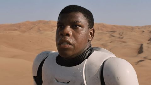 La imagen de John Boyega, en la foto, ha sido eliminada del póster en la promoción en China.