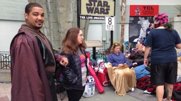 Fans de 'Star Wars' llevan días acampando a las puertas del TLC Chinese Theatre a la espera del estreno de 'The Force Awakens'.