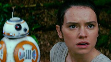 'The Force Awakens' está protagonizada por Daisy Ridley, en la imagen junto al droide BB8.