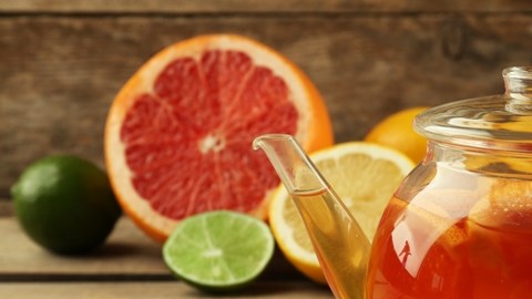 Té de frutos cítricos con miel de abejas o de agave.