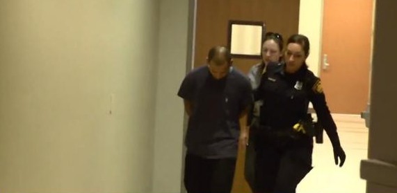 Los cuatro detenidos han sido acusados de trata y agresión sexual a una menor de 16 años, a la que le obligaban a ejercer la prostitución.