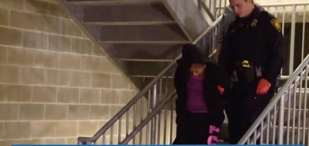 El canal de noticias Kens 5 informó del arresto de los cuatros sospechosos acusados de la agresión a la menor.