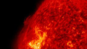 Durante el solsticio de diciembre, el Astro Rey alcanza su máxima declinación sur, esto es 23,5° desde el ecuador.