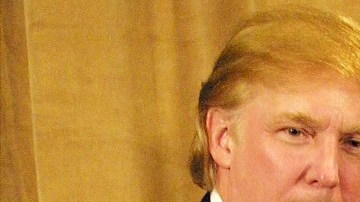 Muhammad Ali aparece junto a Donald Trump en 2001, quien le hace entrega de un premio humanitario en Nueva York, en uno de sus varios encuentros.