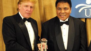 Muhammad Ali aparece junto a Donald Trump en 2001, quien le hace entrega de un premio humanitario en Nueva York, en uno de sus varios encuentros.