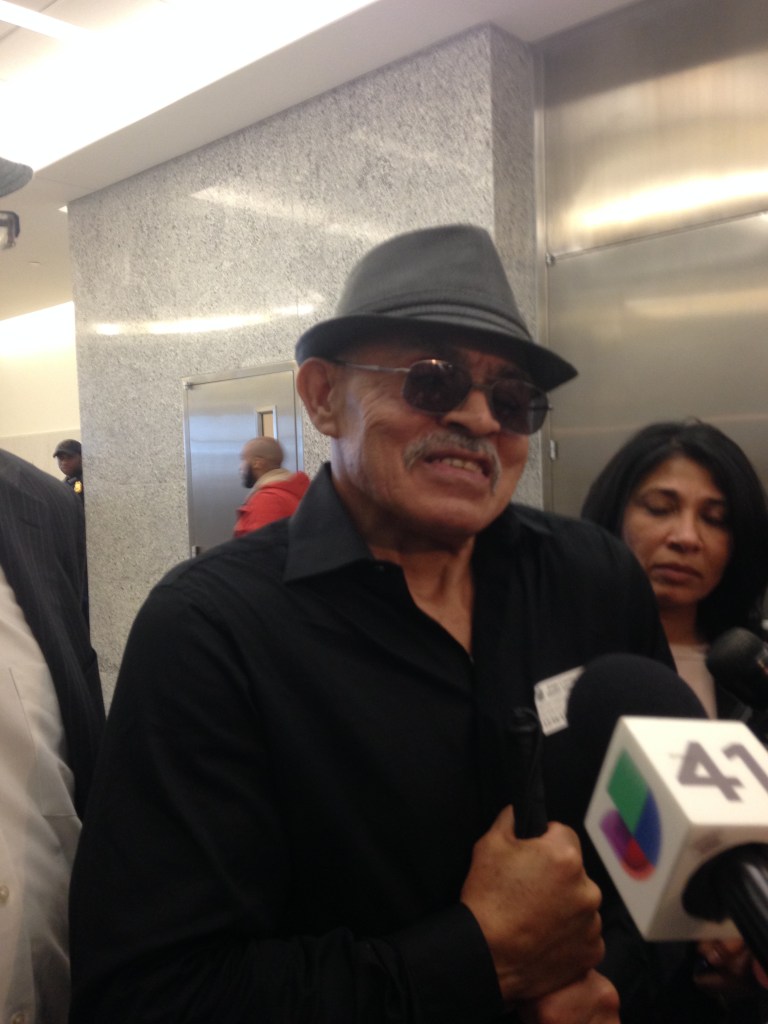 William Vasquez (65), hablando sobre su declaración de inocencia. Vásquez perdió su visión en la cárcel.