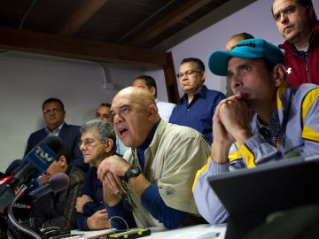 El secretario general de la alianza opositora venezolana Mesa de la Unidad Democrática (MUD), Jesús Torrealba (c), habla junto al diputado electo Henry Ramos Allup (i) y al gobernador del estado Miranda, Henrique Capriles (d)