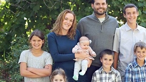 Michael Wetzel (centro) fue uno de los asesinados en la masacre en San Bernardino.