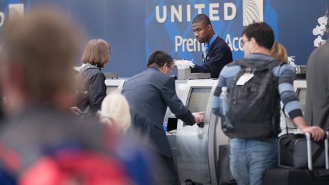 Pasajeros en el O'Hare Airport en Chicago, Illinois. Las autoridades piden al público en general estar vigilantes y reportar objetos o actitudes sospechosas a su alrededor.