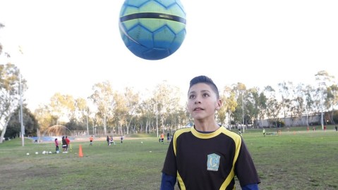 Mario Escobedo es el capitán del equipo Halcones y se distingue por su responsabilidad en la cancha.