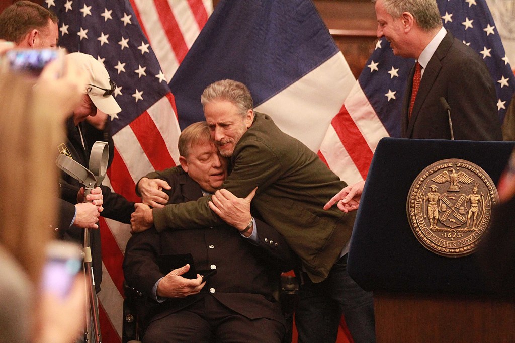 Alcalde de Nueva York Bill de Blasio con la congresista Nydia Velazquez, el comediante Jon Stewart le dieron la llave de la ciudad al bombero retirado Ray Pfeiffer durante la ceremony del acto Zadroga . Foto Credito: Mariela Lombard / El Diario.