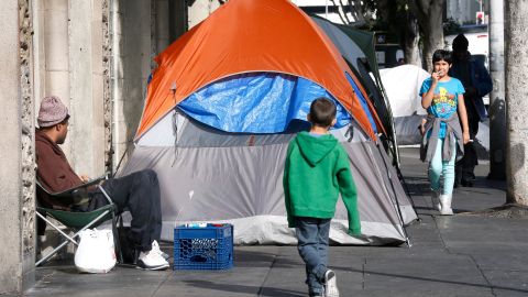 Miles de niños angelinos viven en las calles por falta de vivienda asequible.