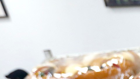 Guadalupe Martínez, dueña de la panadería LA Gourmet Bakery, prepara cientos de roscas para sus clients. / AURELIA VENTURA