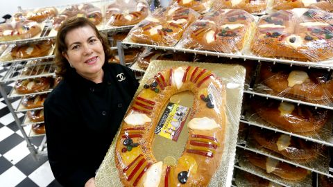 Guadalupe Martínez, dueña de la panadería LA Gourmet Bakery, prepara cientos de roscas para sus clients. / AURELIA VENTURA